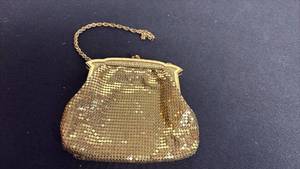lot 146 image: Vintage Whiting Davis mesh evening bag