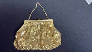 lot 150 image: Vintage Whiting Davis mesh evening bag