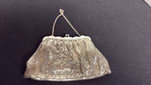lot 152 image: Vintage Whiting Davis mesh silver evening bag