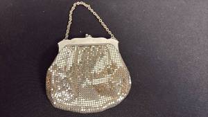 lot 153 image: Vintage Whiting Davis mesh silver evening bag