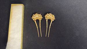 lot 162 image: Hair combspins