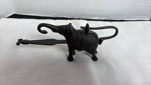 lot 202 image: Oriental padlock
