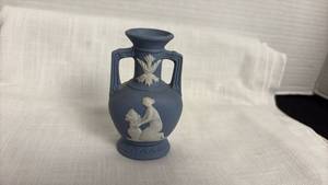 lot 217 image: Vintage Wedgewood, pale blue bud vase