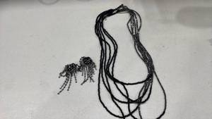 lot 260 image: Womens necklace and pair of earrings
