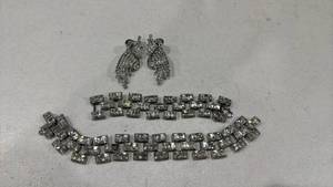 lot 261 image: Womens bracelets and pair of earrings