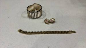 lot 263 image: Womens bracelets and pair of earrings