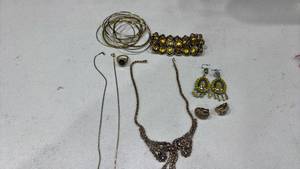 lot 274 image: Womens jewelry