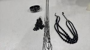 lot 279 image: Womens jewelry
