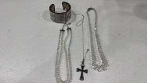 lot 281 image: Womens jewelry