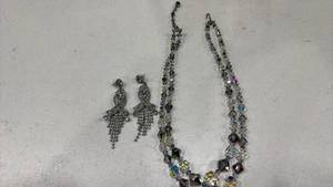 lot 286 image: Womens necklace and pair of earrings
