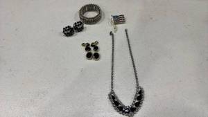 lot 289 image: Womens jewelry