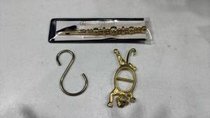 lot 293 image: Bracelet buddy and more
