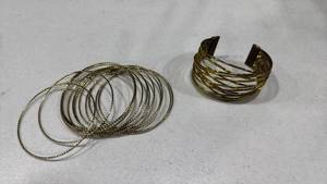 lot 294 image: Bracelets