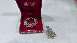 lot 298 image: Holiday pins