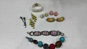 lot 308 image: Womens jewelry and shoe clips