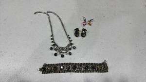 lot 313 image: Womens jewelry