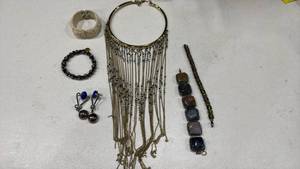 lot 316 image: Womens jewelry
