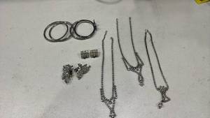 lot 319 image: Womens jewelry