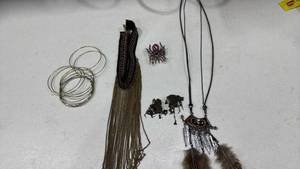 lot 321 image: Womens jewelry