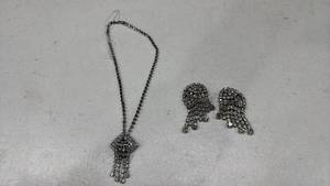lot 322 image: Womens jewelry
