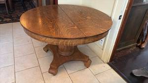 lot 323 image: Round dining room table 30 x 45