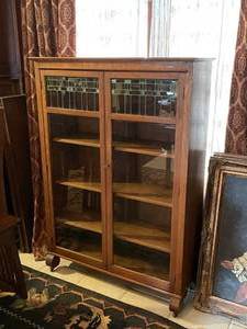 lot 326 image: Antique Larkin-Inspired quarter sawn oak leaded pane glass front display bookcase 59 x 42 x 14 in