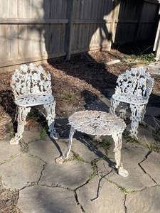 lot 342 image: Antique cast iron patio table 14 x 21 x 21 in with 2 chairs