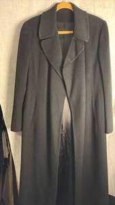 lot 375 image: Neiman Marcus Regency pure cashmere coat size 8