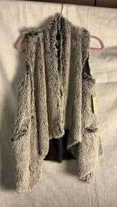 lot 376 image: Democracy brand faux fur vest new with tag still on size small