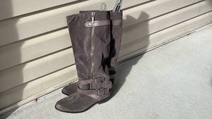 lot 391 image: Gianni Bini brown leather boots womens size 9.5 never worn with boot shapers