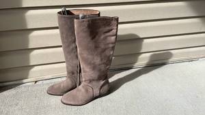 lot 393 image: UGG leather womens size 9 boots never worn with boot shapers
