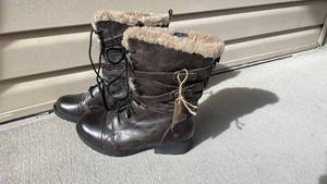 lot 399 image: Born Leather boots womens size 9 never worn with tags