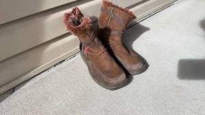 lot 401 image: Cabelas boots womens size 10 never worn