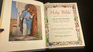lot 427 image: Heirloom Bible Publishers Inc Wichita KS illustrated master reference edition Family Bible