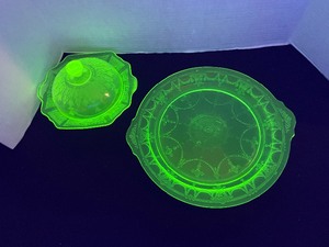 lot 40 image: Hocking Princess UV reactive depression glass plate and lidded dish