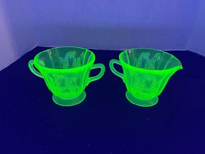 lot 42 image: Federal parrot UV reactive depression glass creamer and sugar ser