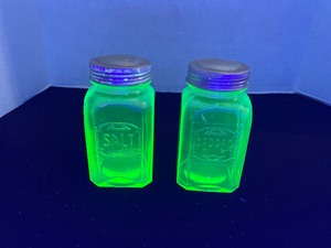 lot 41 image: UV reactive depression glass salt and pepper shaker set