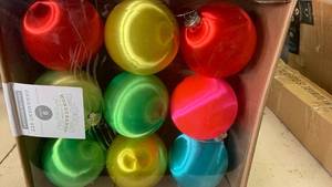 lot 41659 image: Wondershop 9-Count Shatterproof Ball Ornaments