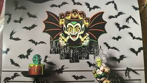lot 41936 image: Halloween Paper Vampire & Bats Scene Kit