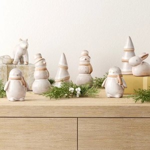 lot 41609 image: Wondershop White Christmas Decor Set - 8 Pieces