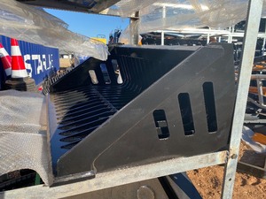 lot 2432 image: Unused SD Lanch Mini Excavator Rock Bucket
