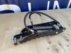 lot 2433 image: Unused SD Lanch Mini Excavator Hydraulic Thumb Clamp