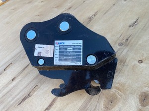 lot 2442 image: Unused SD Lanch Semi Automatic Quick Change Coupler for Mini Excavator