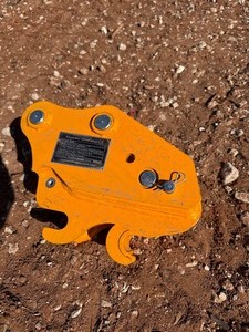 lot 2139 image: Unused Captok CK-K302 Excavator Quick Attach Hitch 35mm pins