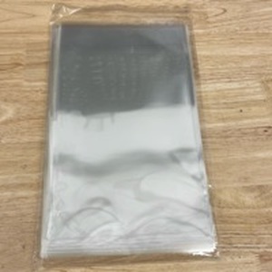 lot 1060 image: 50 Clear Plastic Bags. 10 12 x 7 12 inch - Retail $0