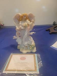 lot 5219 image: Seraphim Classics Claire Angel Friend 2001 Figurine with COA new in box