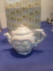 lot 5252 image: Precious Moments Mini Musical Teapot - Friendship Hits The Spot dose not play in box