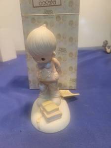lot 5260 image: 1979 Precious Moments Its Whats Inside That Counts Figurine in box