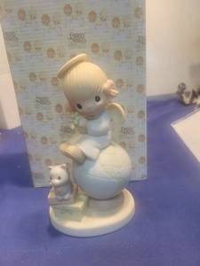 lot 5265 image: Precious Moments Peace On Earth Figurine in box
