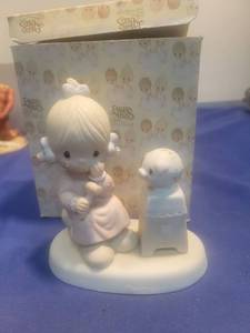 lot 5274 image: Precious Moments Love Cannot Break A True Friendship Figurine 1988 in box